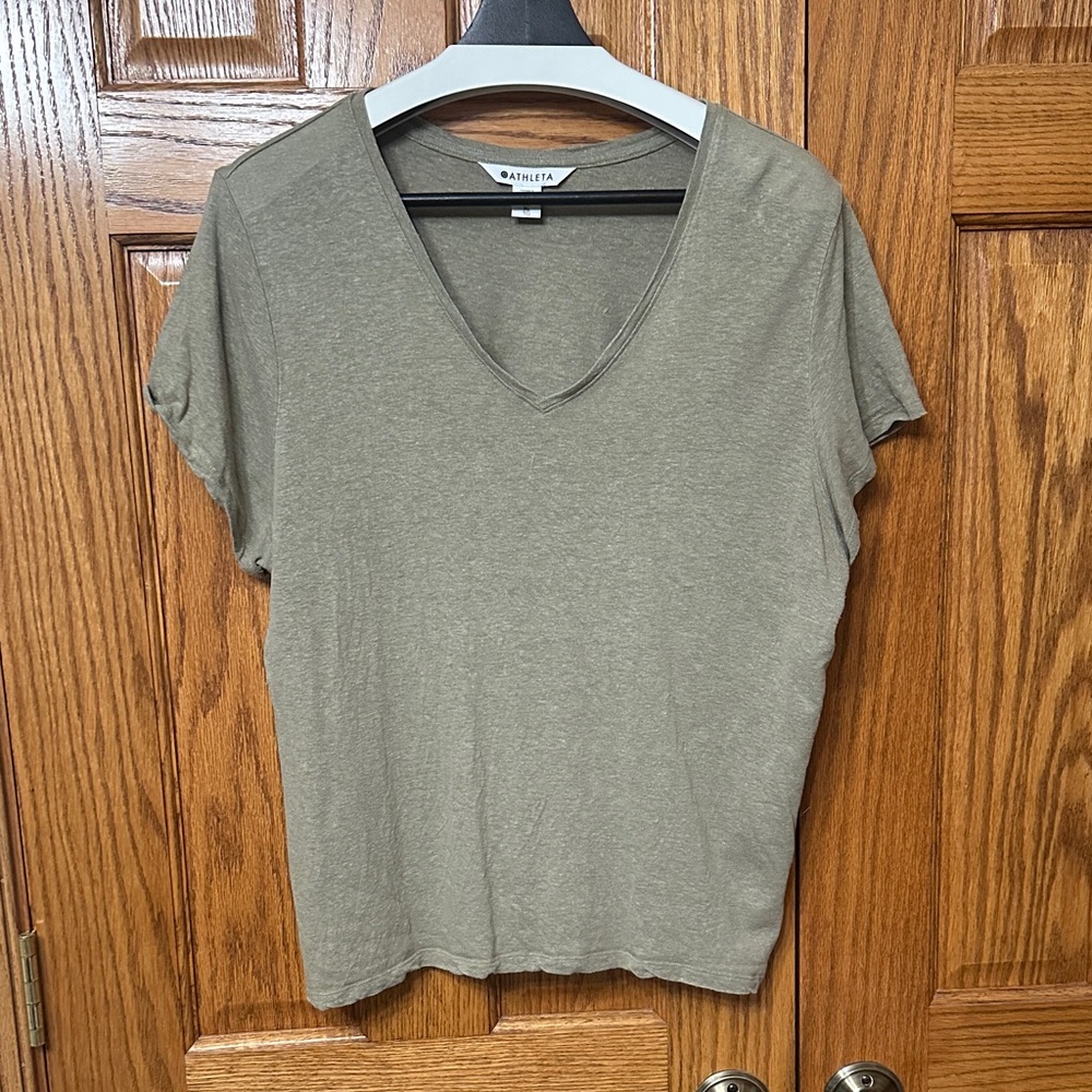 EUC❗️Athleta Getaway Linen Blend V-Neck Short Sleeve Tee